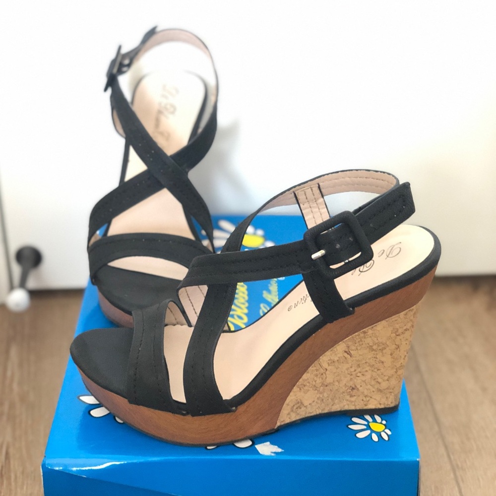 black wedges